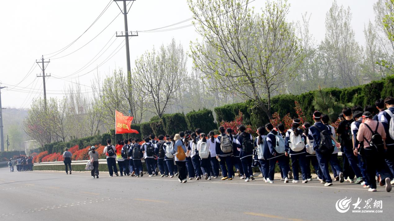 徒步15公里奔赴大青山 临沂二中2000余名师生上好“行走的思政课”(图1)