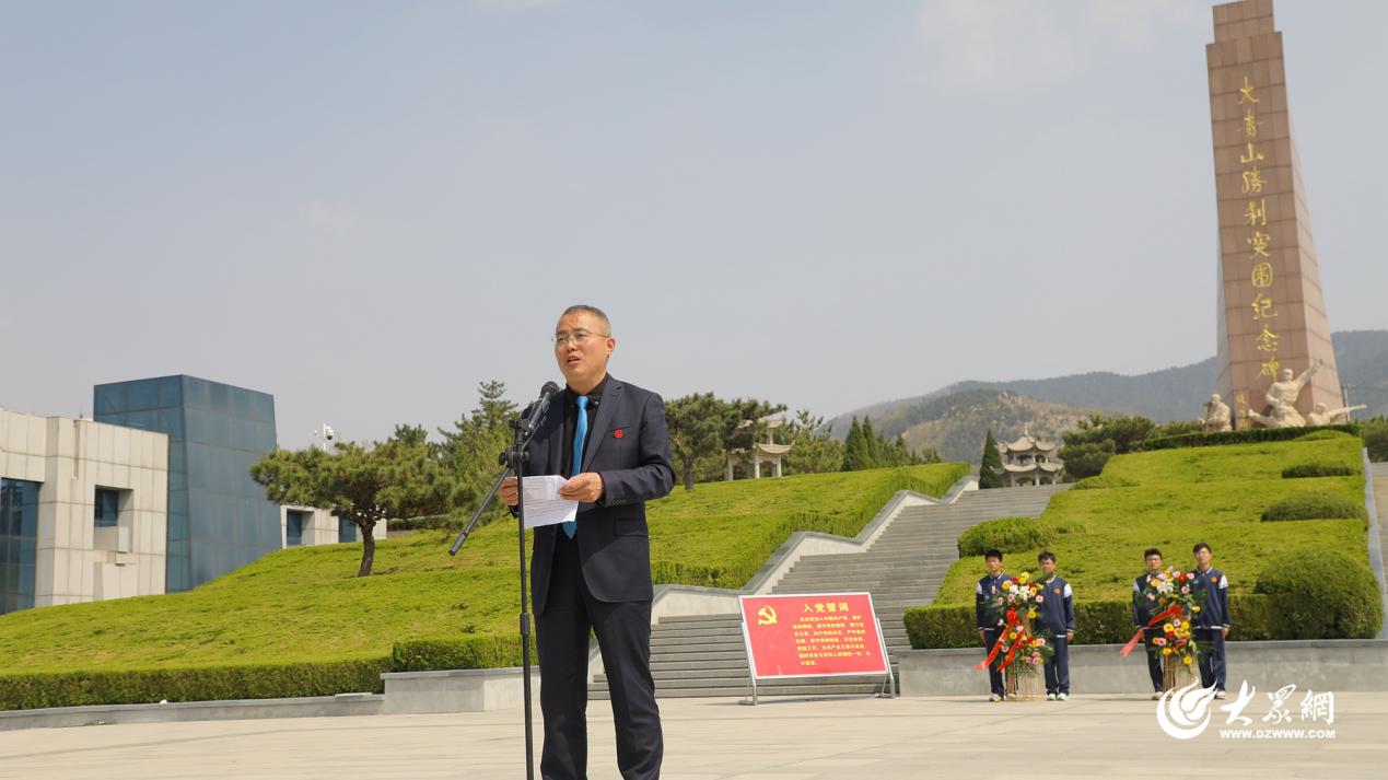 徒步15公里奔赴大青山 临沂二中2000余名师生上好“行走的思政课”(图3)