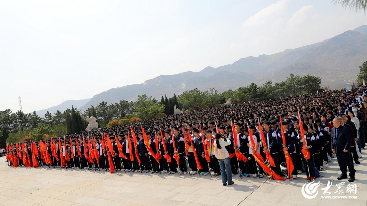 徒步15公里奔赴大青山 临沂二中2000余名师生上好“行走的思政课”(图2)