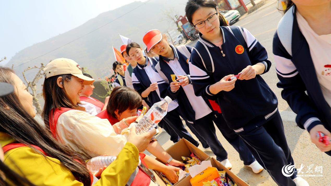 徒步15公里奔赴大青山 临沂二中2000余名师生上好“行走的思政课”(图5)