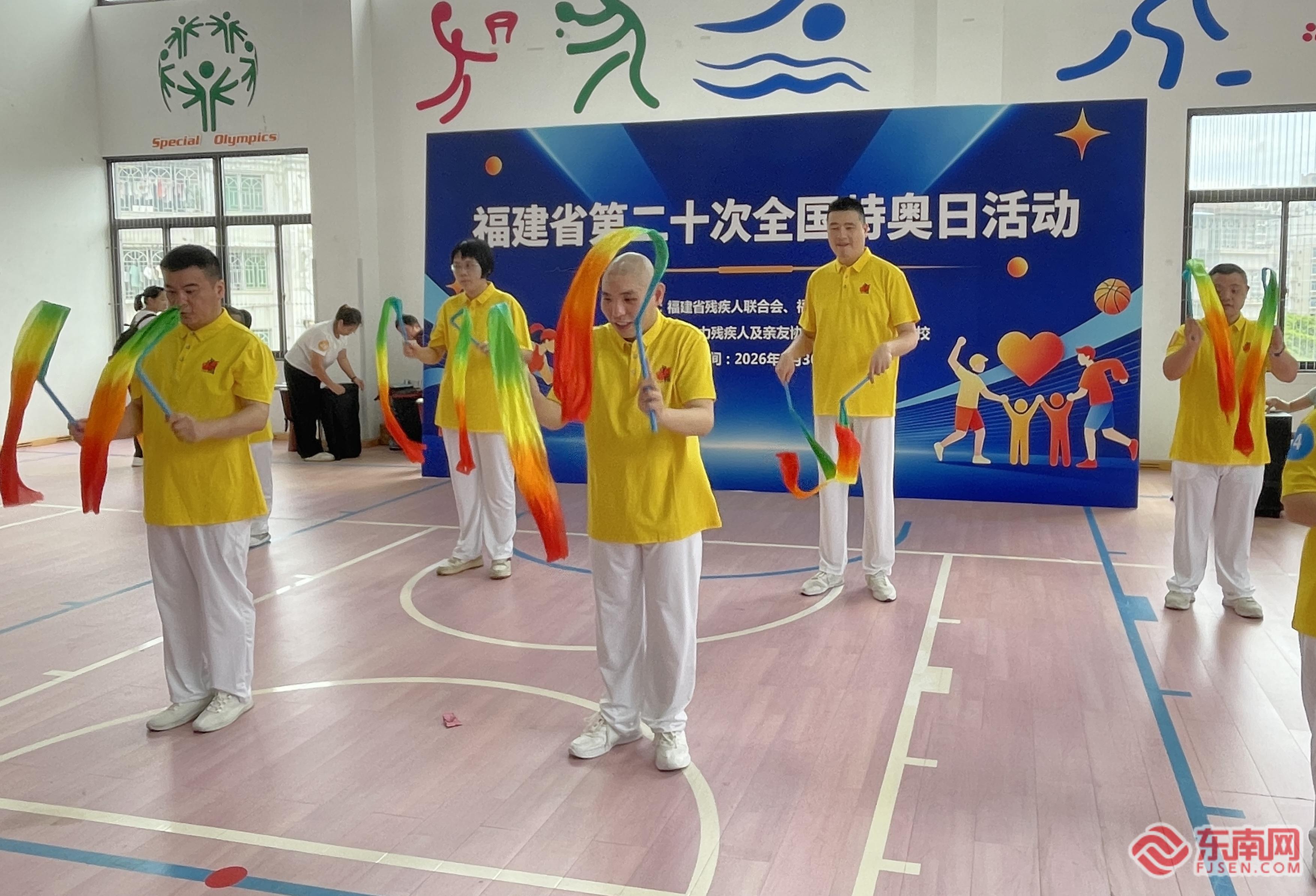 福建省第二十次全国特奥日活动现场：趣味运动促康复残健融合暖人心(图1)